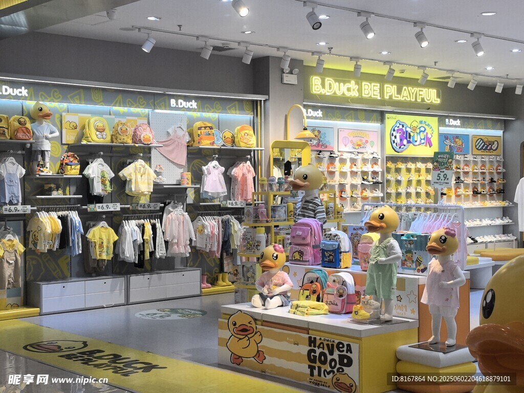 时尚童装店陈列展示