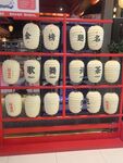 日式灯笼展示架上的灯笼