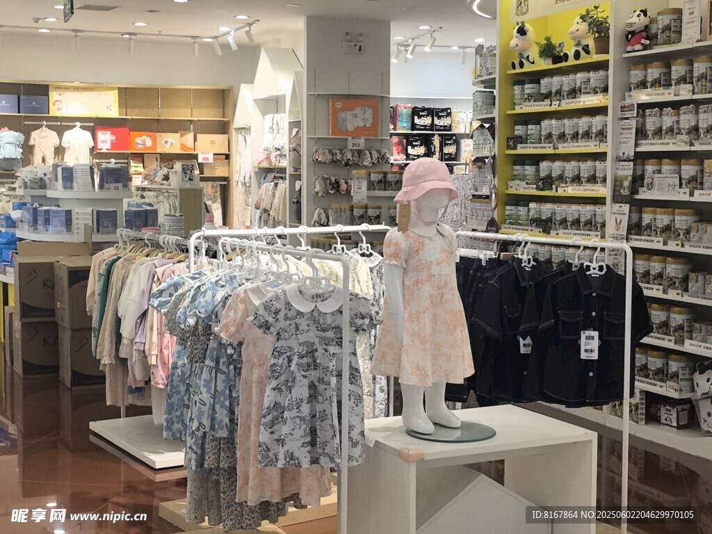 时尚服装店内部陈列展示