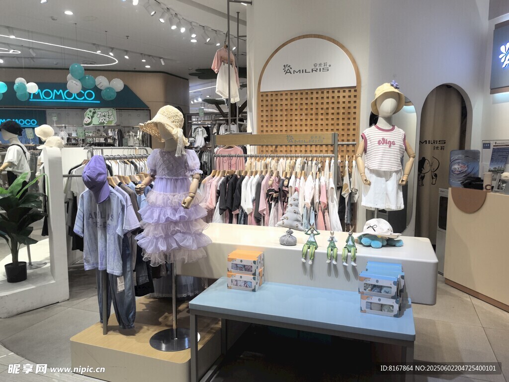 时尚服装店陈列展示