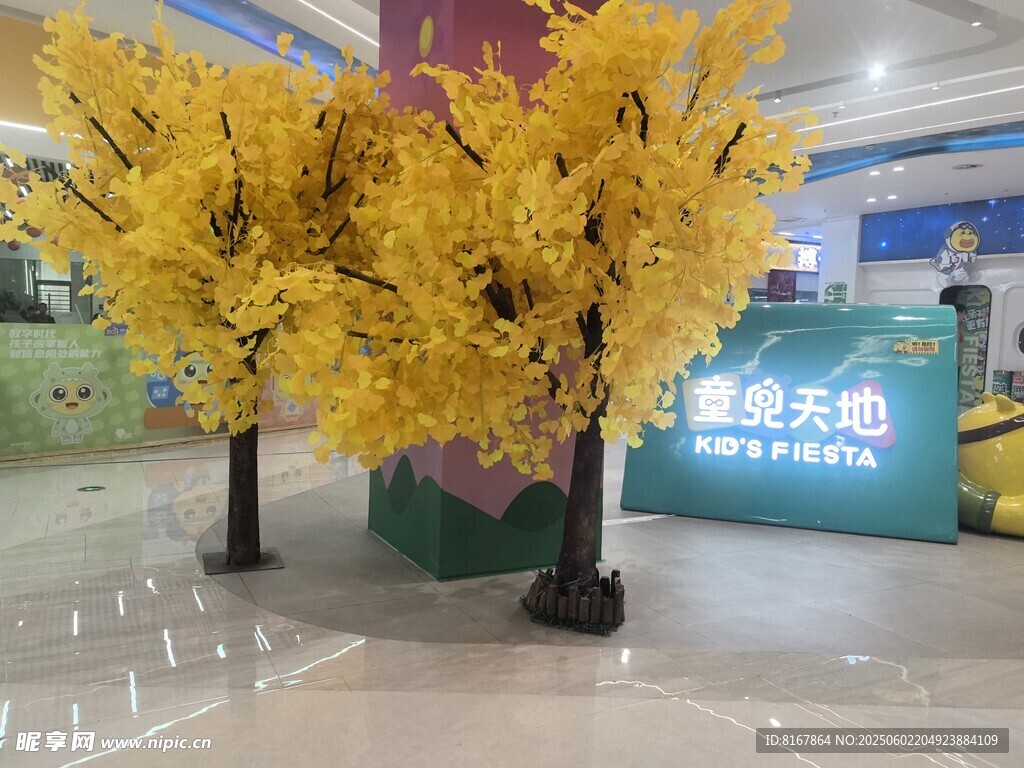 商场内的金黄景观树