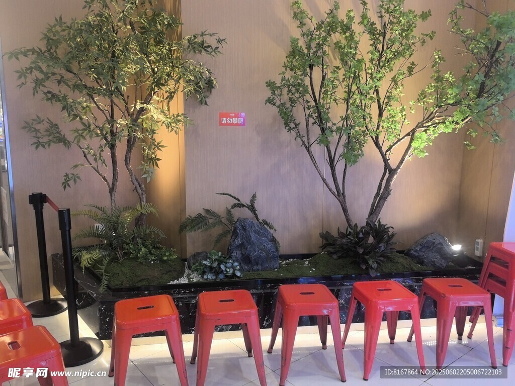 室内红椅绿植景观布置