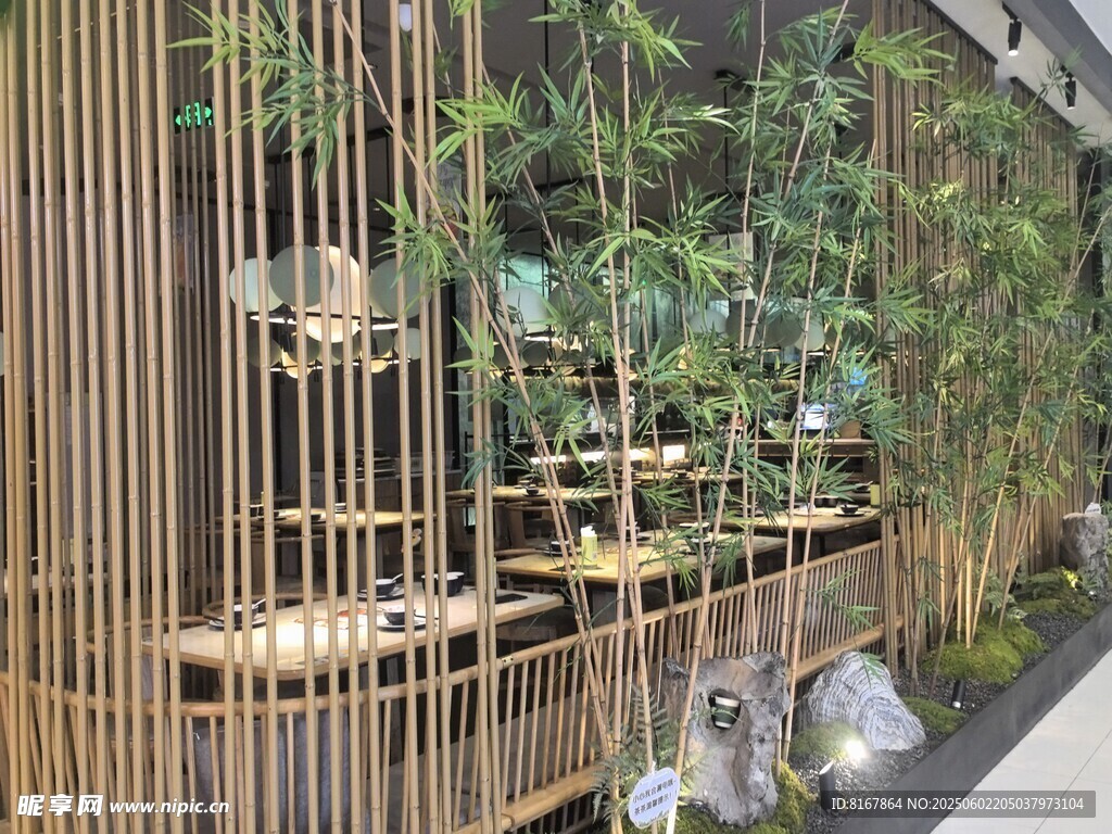 竹制景观中的绿植装饰
