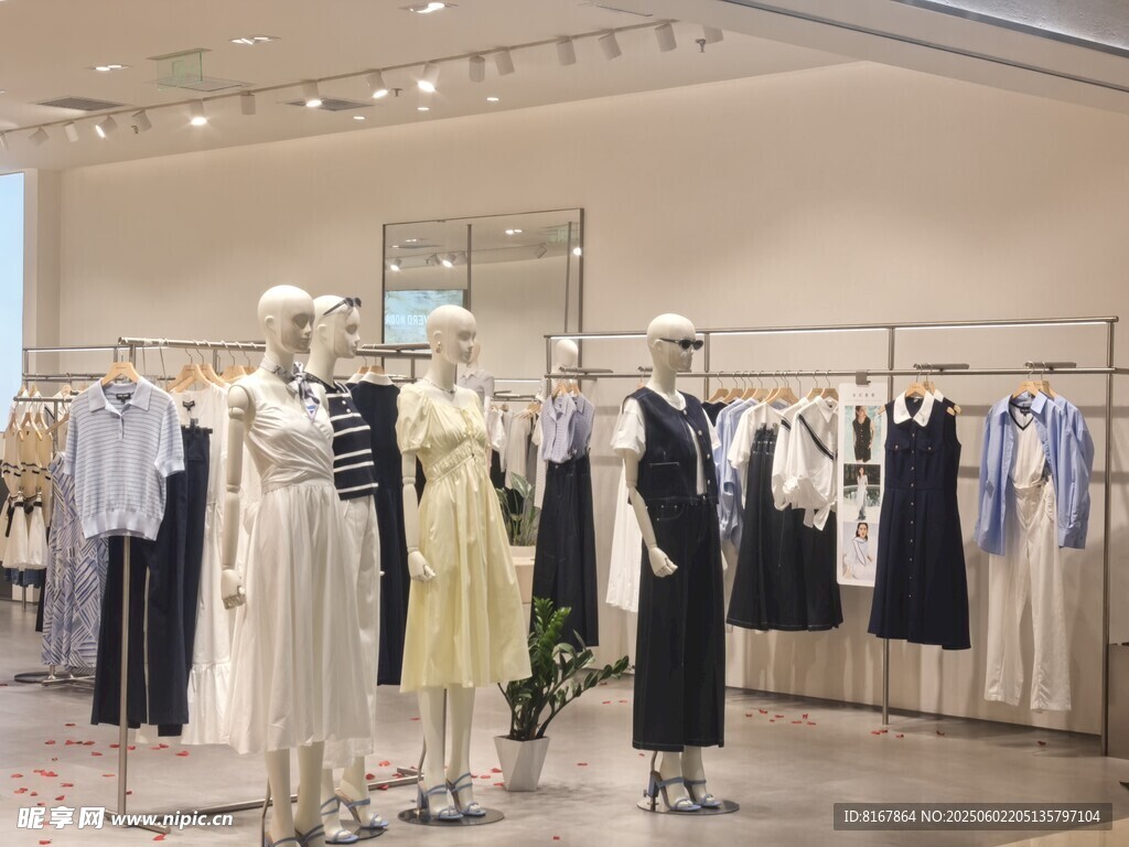 时尚服装店陈列展示