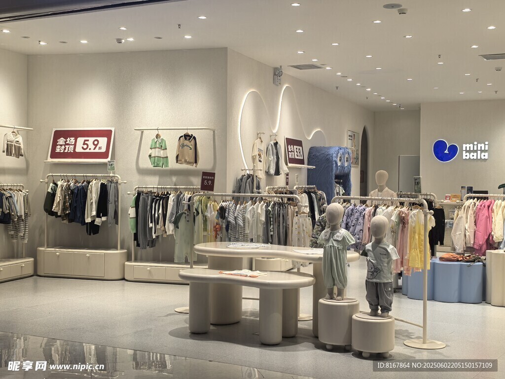 时尚服装店内部陈列展示
