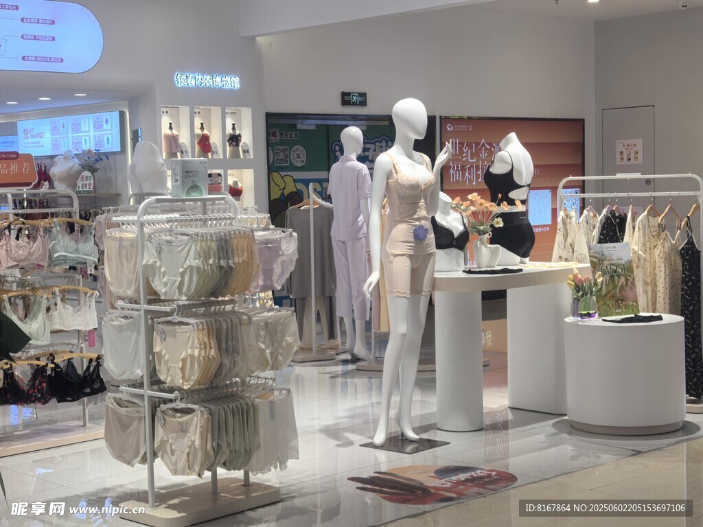 时尚服装店内部陈列展示