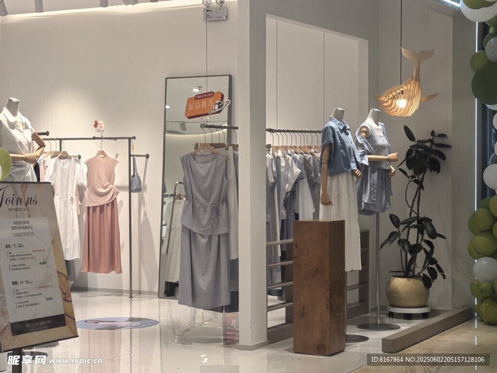 时尚服装店内部陈列展示