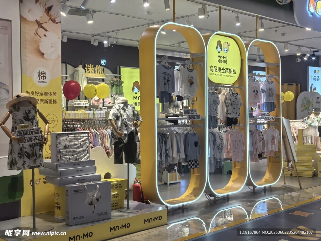 时尚童装店橱窗展示