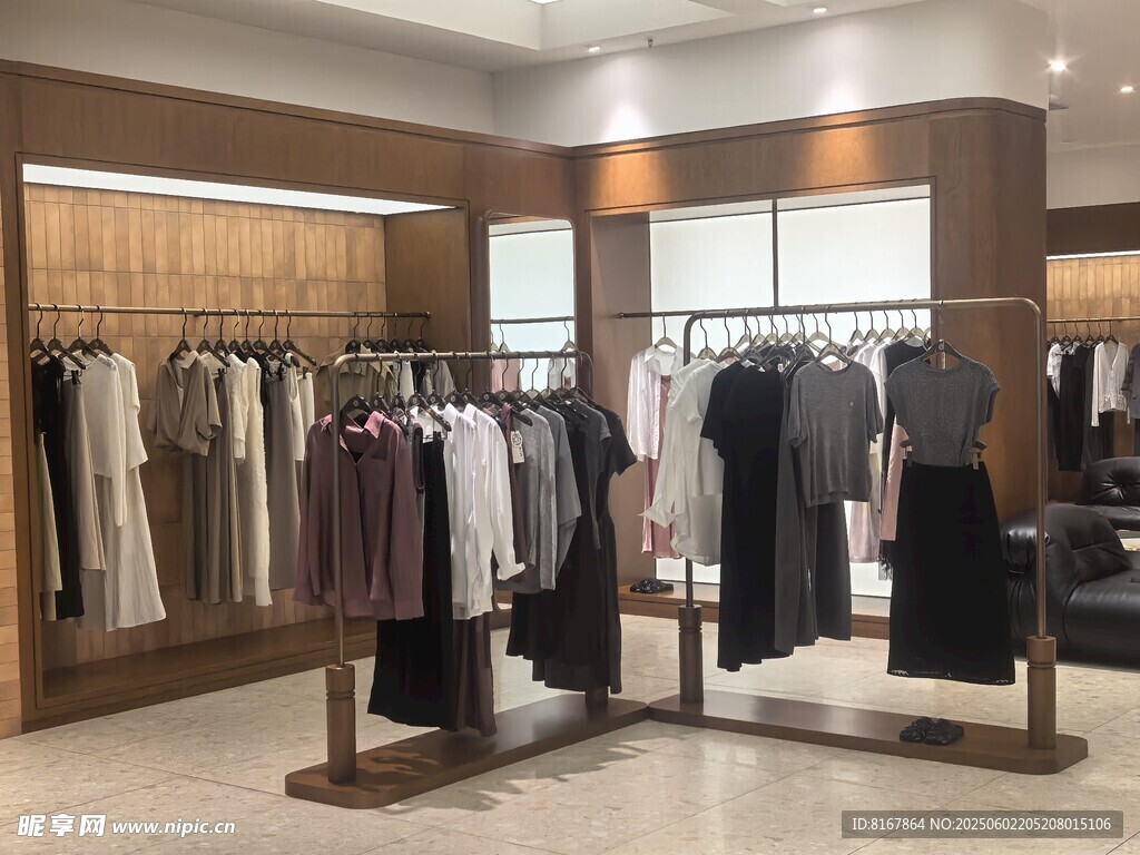 时尚服装店内部陈列展示