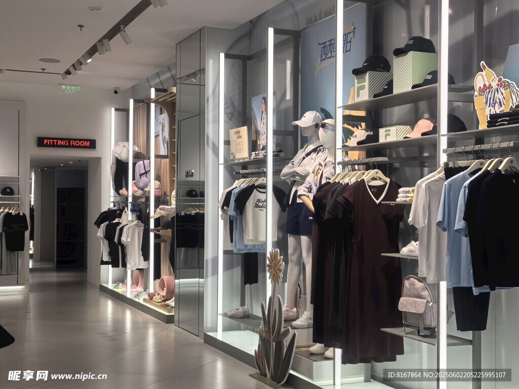 时尚服装店内部陈列展示