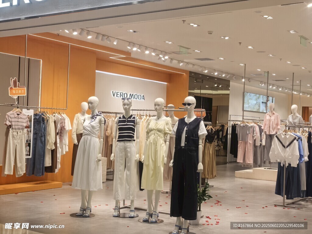 时尚服装店内部陈列展示