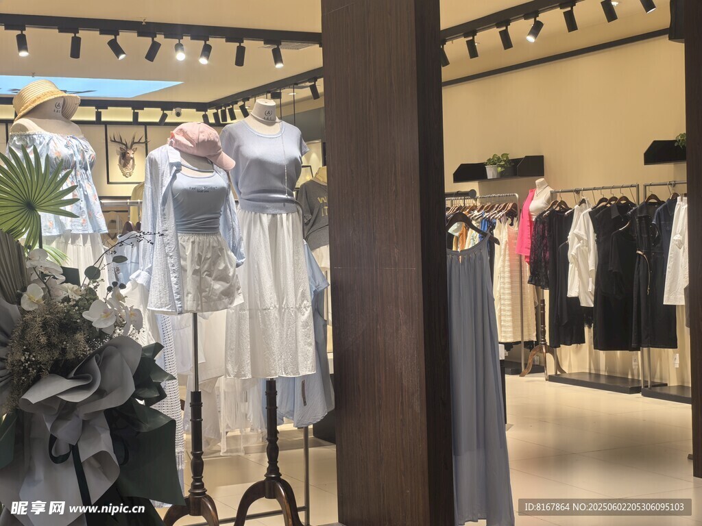 时尚服装店内部陈列展示