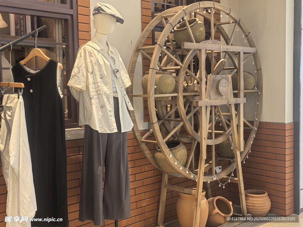 复古纺车与服饰展示