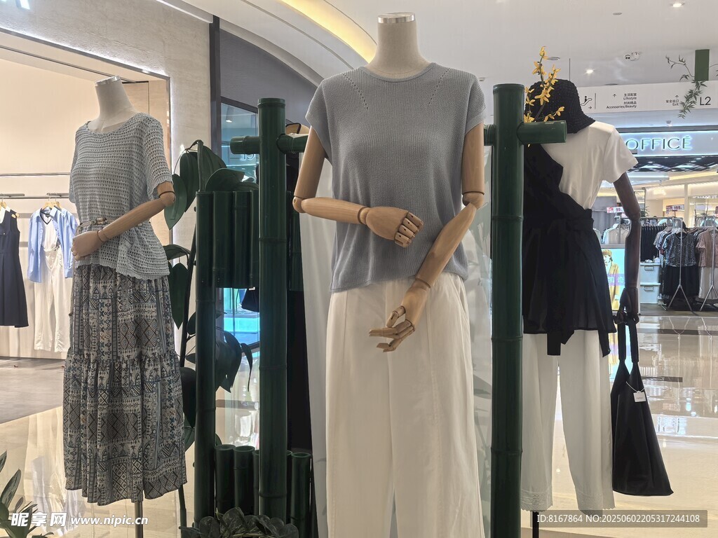 时尚女装店内模特展示
