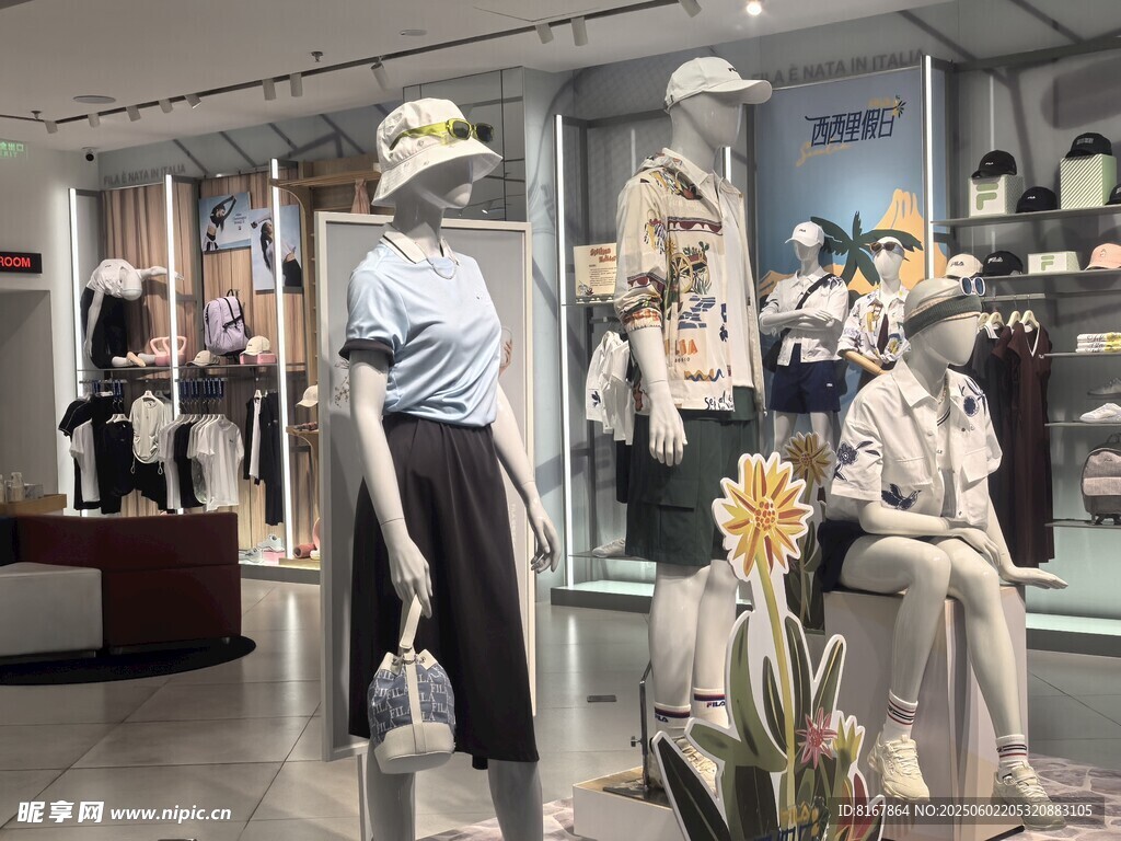 时尚女装店内模特展示