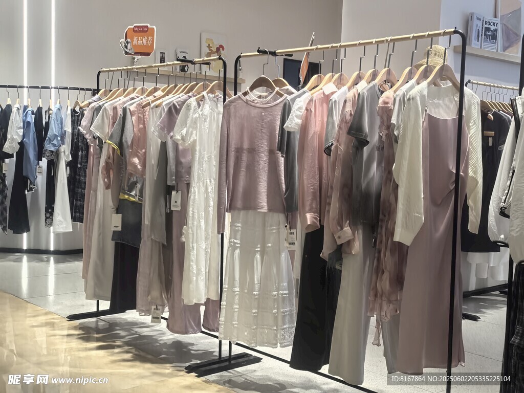 时尚女装店内陈列展示