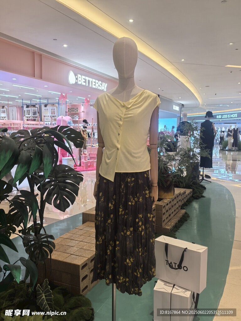商场内时尚女装展示模特