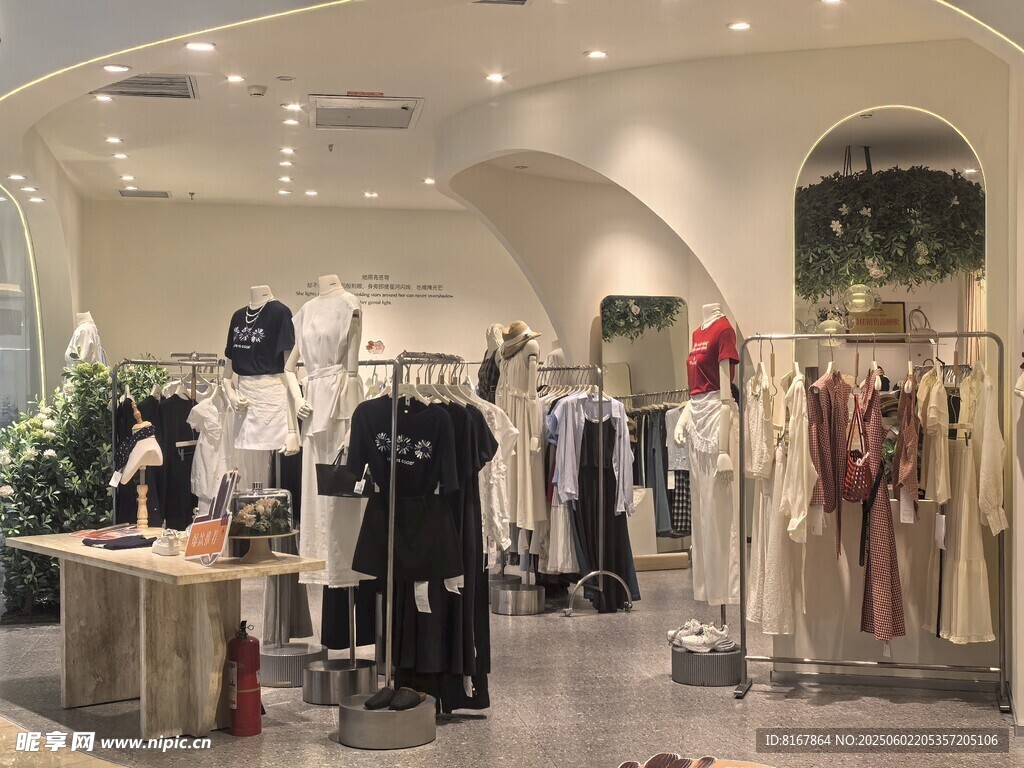 时尚服装店内部陈列展示