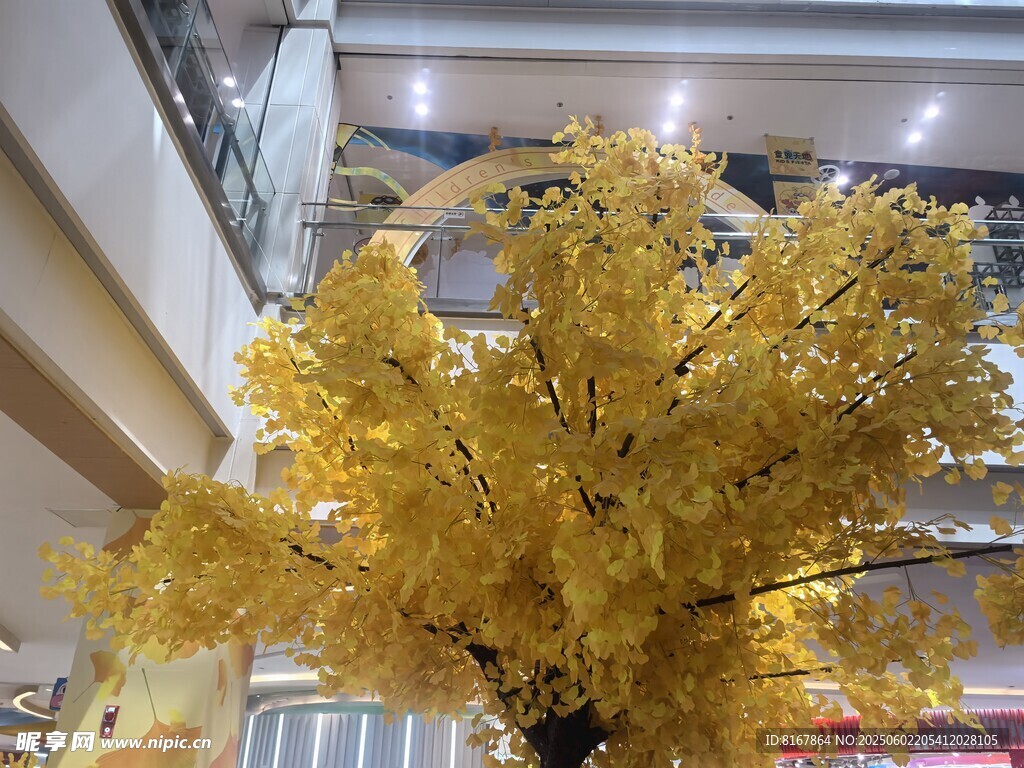 商场内的金黄装饰树