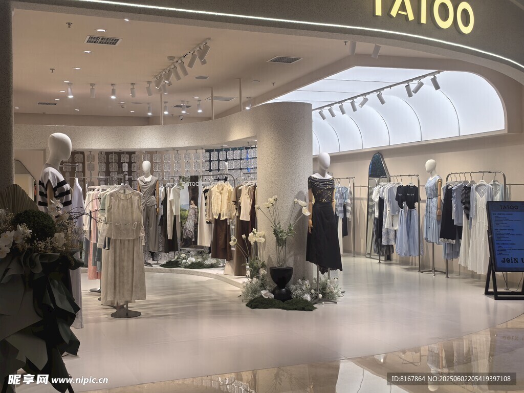 时尚服装店内部陈列展示