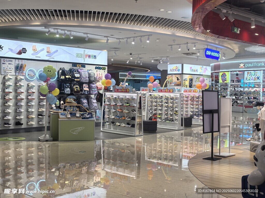 商场内的透明展示柜台