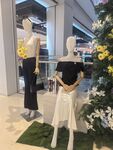 店内时尚模特与装饰花卉