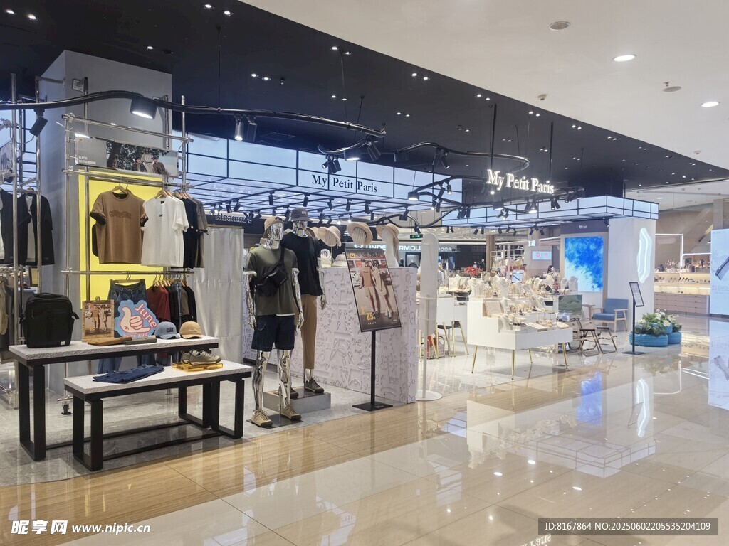 时尚服装店内部陈列展示