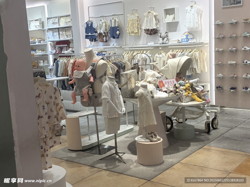 儿童服饰店内景展示