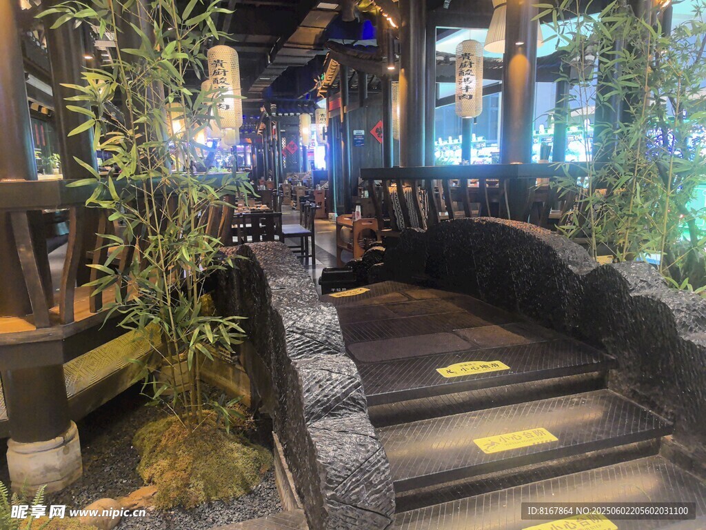 日式庭院风餐厅木质台阶