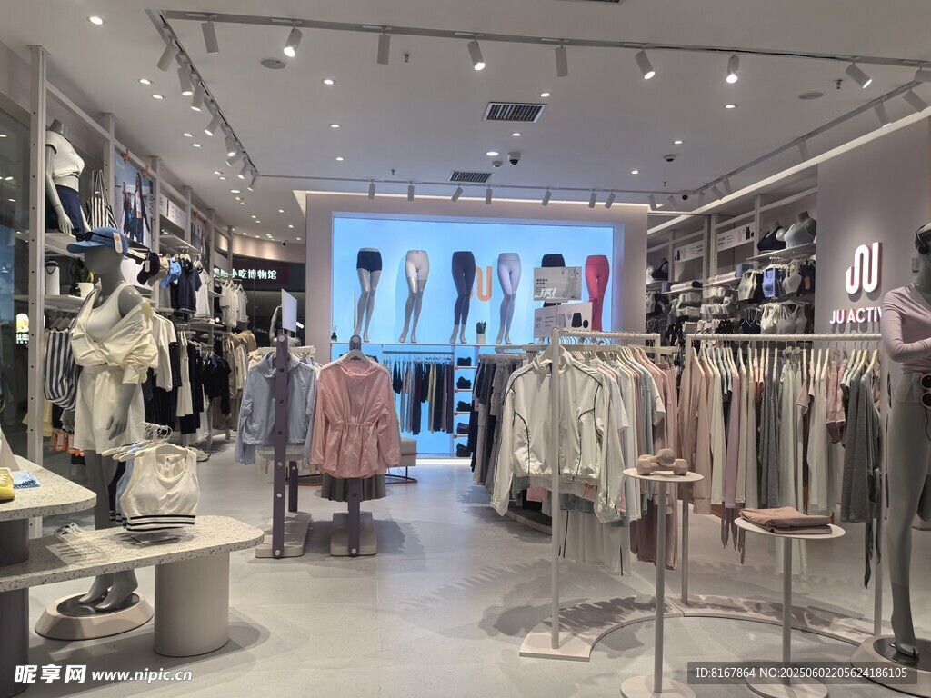 时尚服装店内部陈列展示