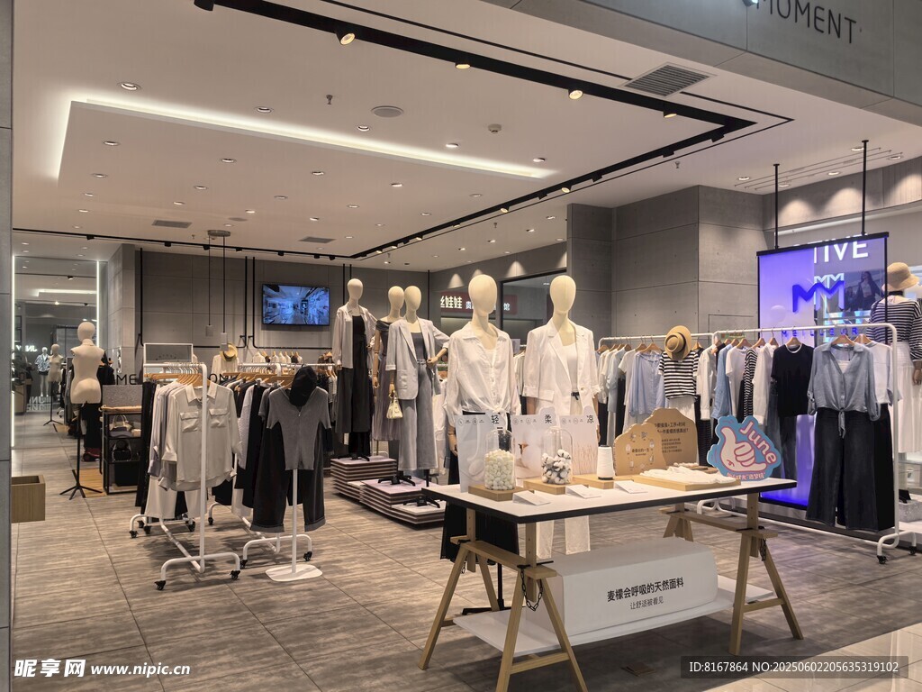 时尚服装店内部陈列展示