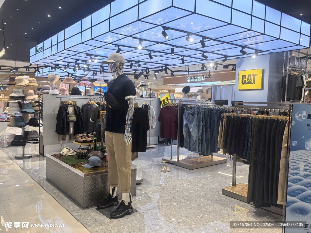 时尚服装店内部陈列场景
