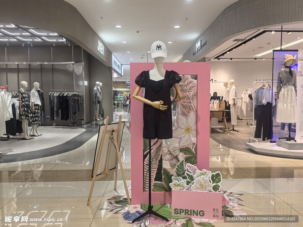 商场内时尚女装展示架
