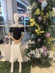 店内模特与花卉装饰景观