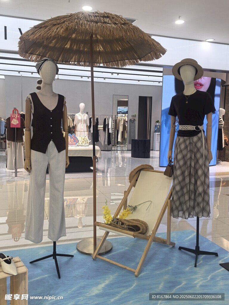 时尚女装店内的展示场景
