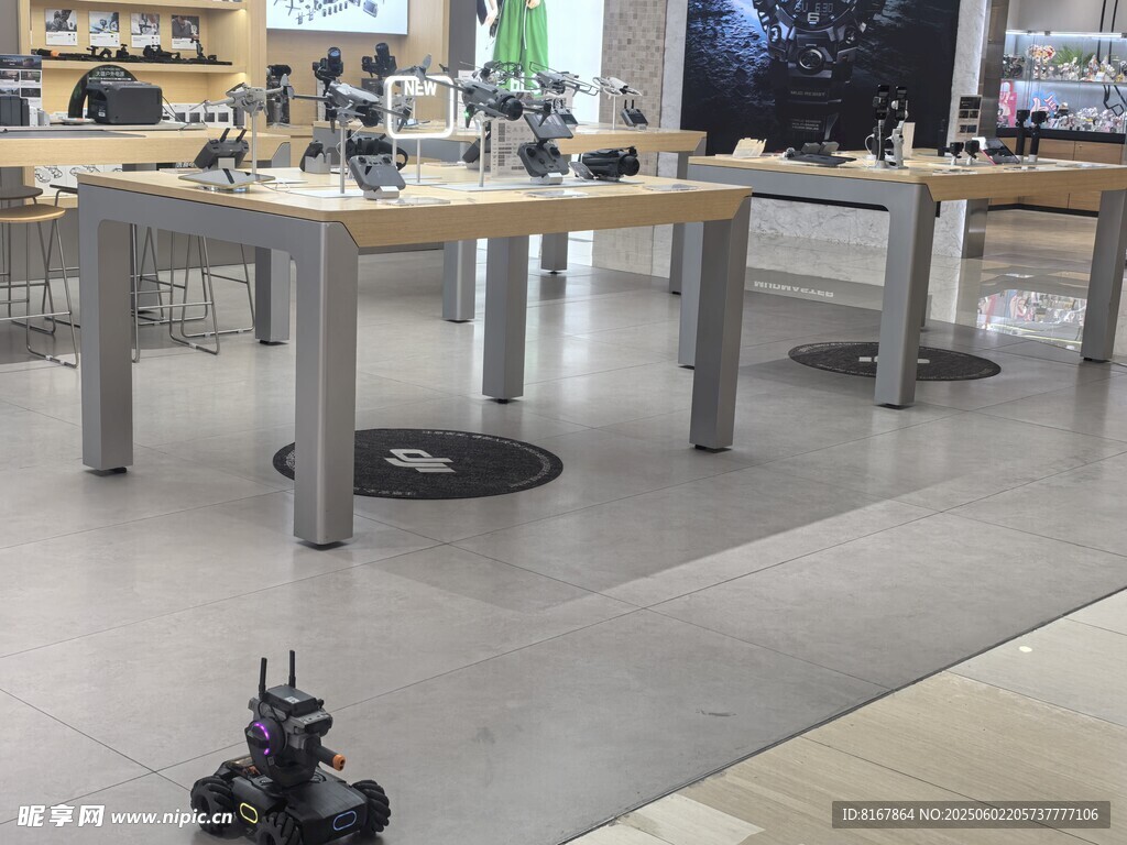现代简约风格的室内展示桌