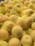 金黄饱满的新鲜桃子堆