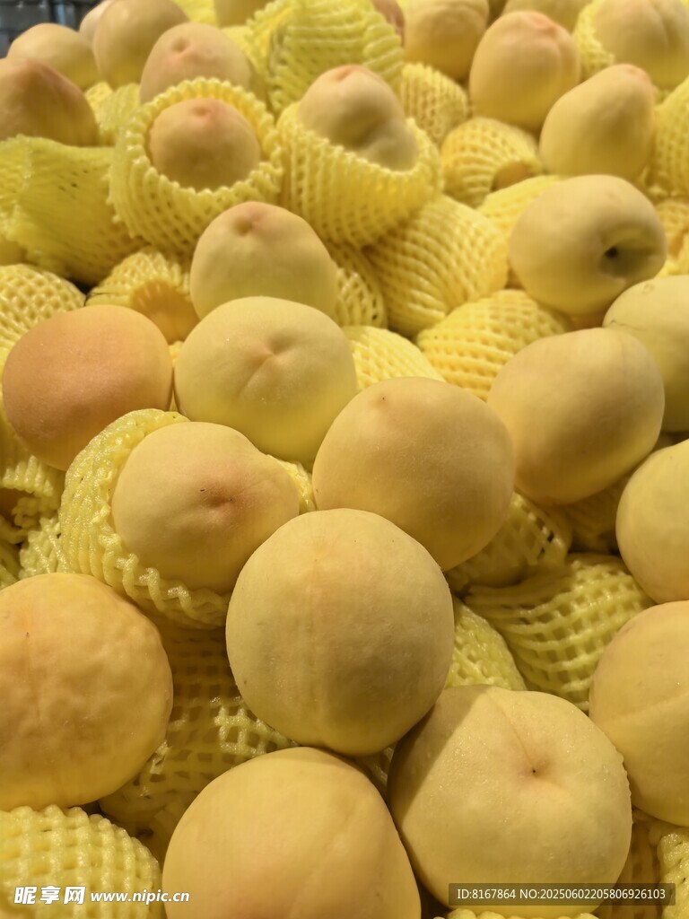 金黄饱满的新鲜桃子堆