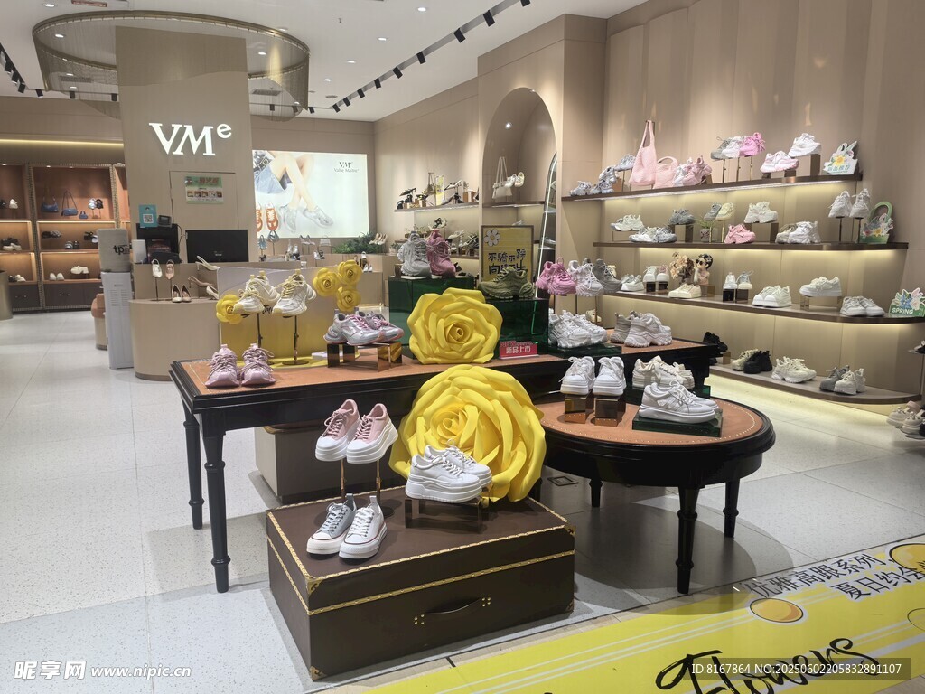 时尚鞋店内部陈列展示