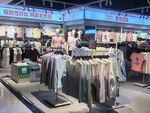 时尚服装店内部陈列展示