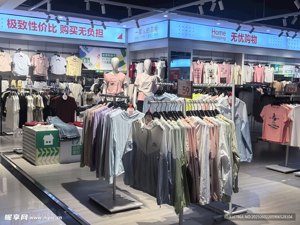 时尚服装店内部陈列展示