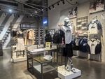 时尚服装店内部陈列展示