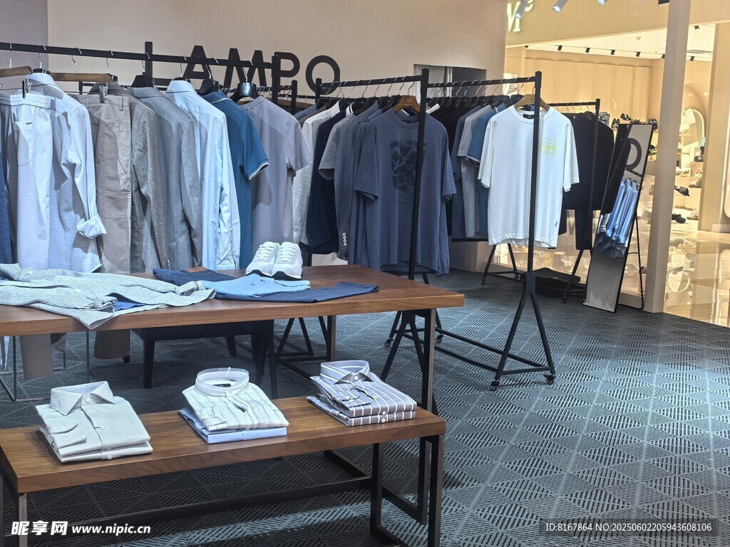 时尚服装店陈列展示