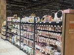 超市货架陈列丰富商品