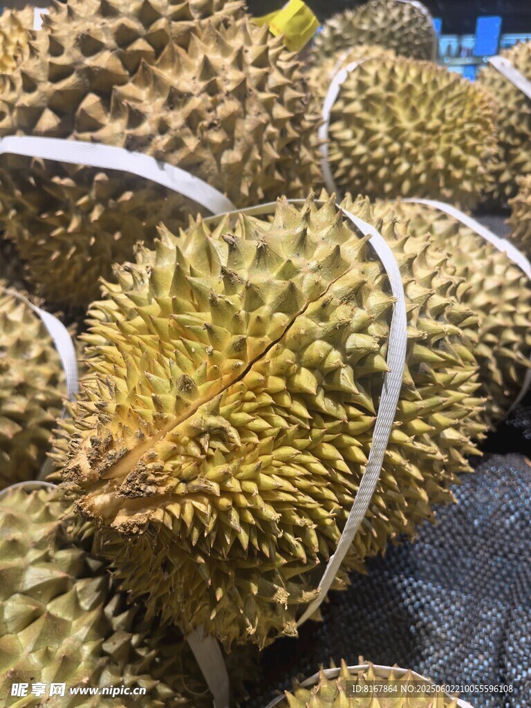 新鲜饱满的榴莲堆叠