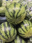 新鲜堆叠的大西瓜