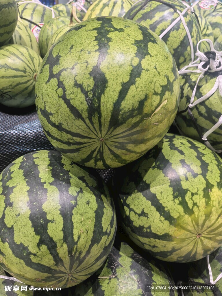 新鲜堆叠的大西瓜