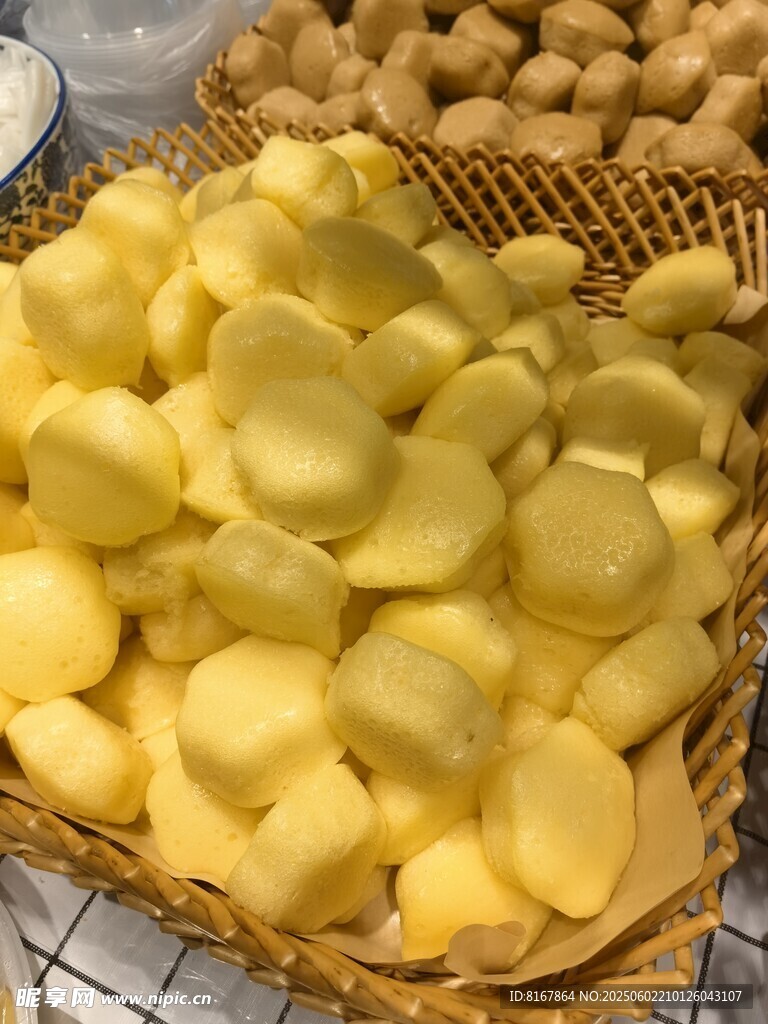 金黄小馒头摆放在竹篮中