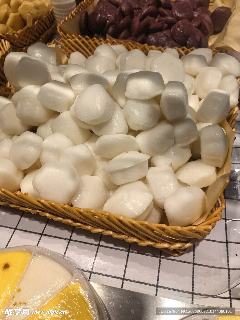 竹篮中的白色蘑菇