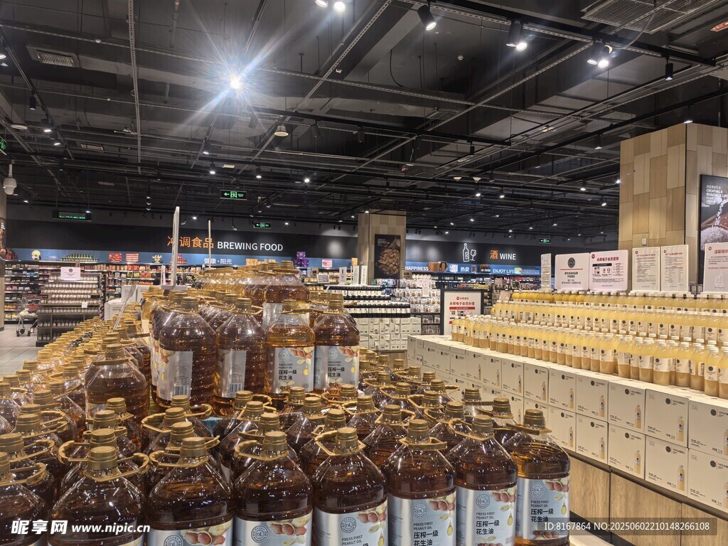 超市货架上琳琅满目的商品
